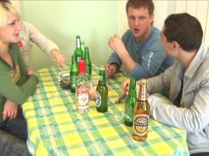 Компания парней решила напоить слабую на передок суку