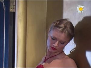 Разные красотки показывают сексуальный стриптиз