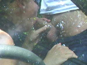 Доступная русская шалава отсосала пикаперу в его машине