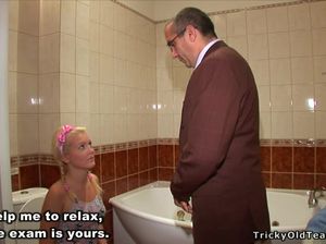 Белокурая мадам сделала мужику смачный глубокий минет