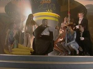 Владелец клуба принял участие в групповом сексе