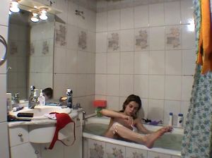 Русская девушка Маша снимает свое домашнее бритье киски в теплой ванне