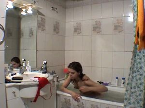 Русская девушка Маша снимает свое домашнее бритье киски в теплой ванне