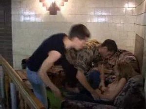 Два бандита затащили прохожую в свое логово и жестко трахнули