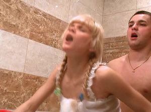 Девка в эротической ночнушке сношается в ванной