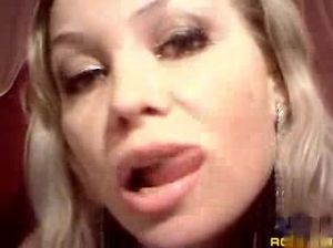 Блудница с большими сиськами сует в пизду дилдо в привате секс чата