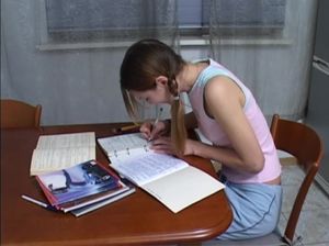 Не доделав домашку, русская девушка подросток чпокнулась с однокурсником