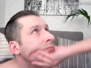 Госпожа жестко ебет мужика в жопу здоровенным страпоном