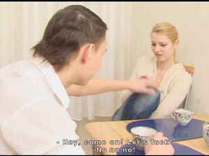 Грубиян жестко засадил русской девушке на столе