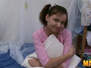 Юная крошка получила сперму на милое личико