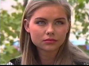 Посетительница бара получила два члена в попу и вагину