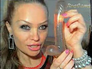 Анальная мастурбация в исполнении опытной красотки