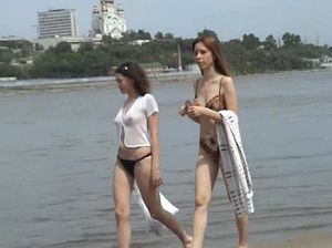 Парень на камеру снимает голых красивых девушек на пляже