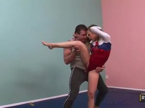 Молоденькая русская гимнастка отдалась стоя взрослому тренеру