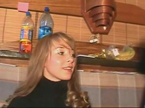 Русская милашка подрочила на кухне с помощью банана