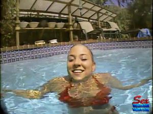 Маринка раздевается догола под водой