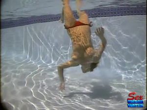 Маринка раздевается догола под водой