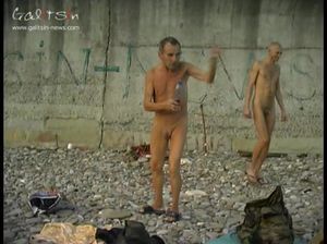 Телочки Галицына фотографируются голыми с бомжом
