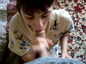 Нежная красотка Виорика сосет от 1 лица