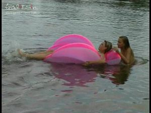 Голые сучки на берегу реки кушают арбуз