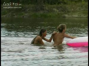 Голые сучки на берегу реки кушают арбуз