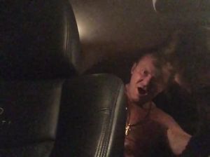 Зрелый мужчина ебет в машине девушку
