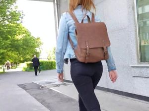Снимает на мобилу упругую попку девки в джинсах
