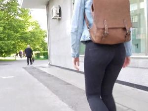 Снимает на мобилу упругую попку девки в джинсах