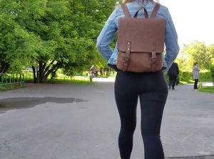 Снимает на мобилу упругую попку девки в джинсах