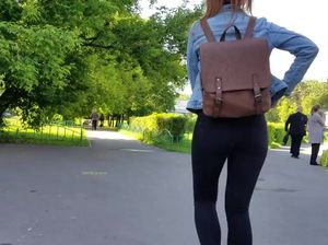 Снимает на мобилу упругую попку девки в джинсах