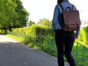 Снимает на мобилу упругую попку девки в джинсах