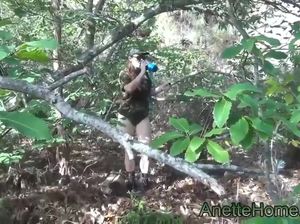 Девушка солдат пописяла в кустах и отсосала коллеге