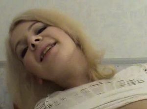 Блондинка скачет на пенисе парня