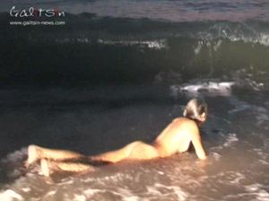 Голенькая Инга купается в море при свете луны