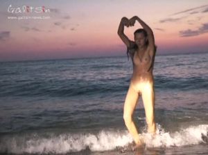 Голенькая Инга купается в море при свете луны