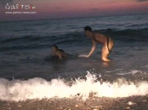 Голенькая Инга купается в море при свете луны