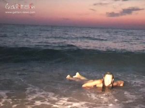 Голенькая Инга купается в море при свете луны