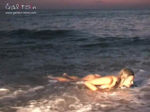 Голенькая Инга купается в море при свете луны