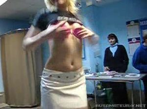 Зрелая разбитная бабенка раздевается на корпоративе