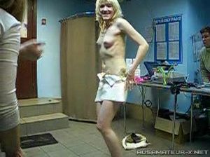 Зрелая разбитная бабенка раздевается на корпоративе