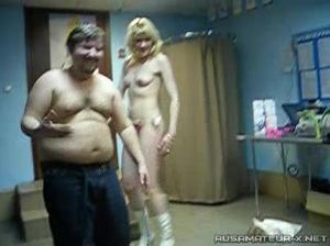 Зрелая разбитная бабенка раздевается на корпоративе