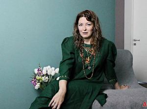 Лена с волосатой пилоткой на порно кастинге
