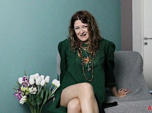 Лена с волосатой пилоткой на порно кастинге