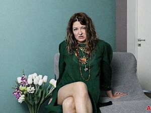 Лена с волосатой пилоткой на порно кастинге