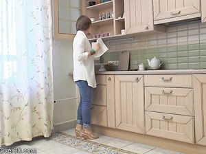 Русская самка села на кухонный стол и мастурбирует