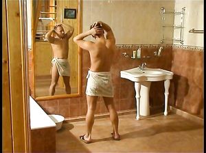 Старая бабенка подсмотрела за купание молодца и совратила его