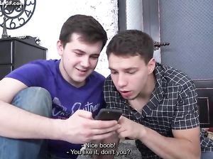 Улыбчивую худышку поимели два перца
