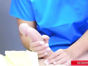 Молодая медсестра решила жахнуться со своим пациентом