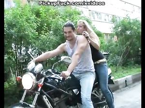 Полина сделала минет пикаперу на заброшенной стройке