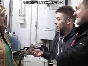 За деньги Оля пошла дрючиться с двумя мужиками
